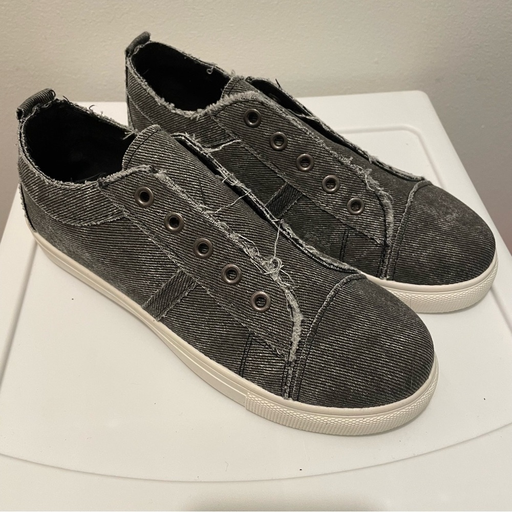 Outwoods Canvas Sneakers Womens 7 Gray Slip Ons Denim Distressed No Lace NIB